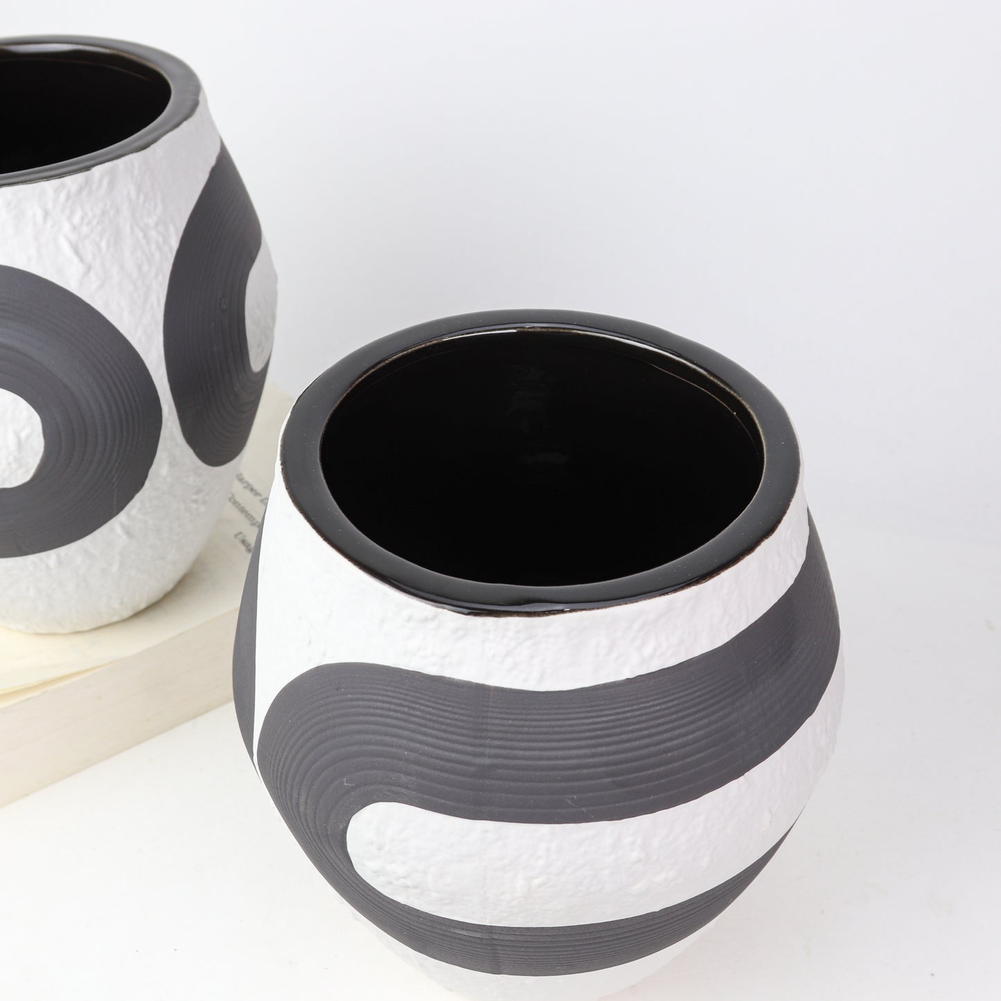 8" Black/White Vase